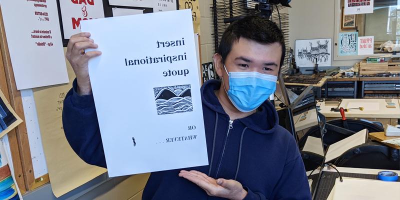 本杰明·吴是贝米吉州立大学平面设计专业的学生，他举着一幅凸版版画